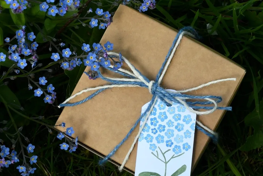 Gift-boxed ceramics with a personally designed tag